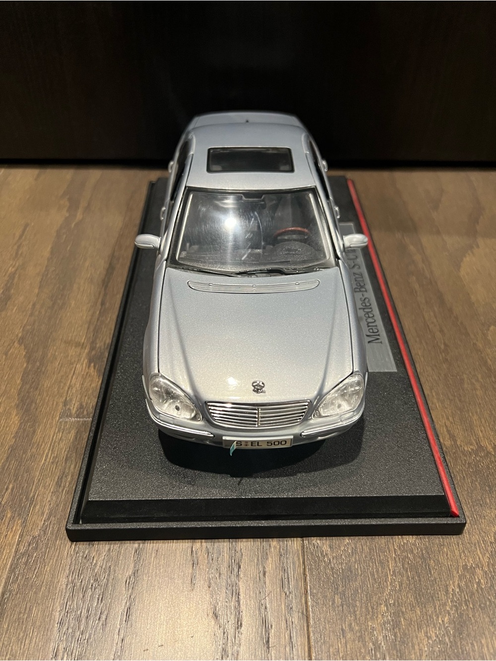 1:18 Maisto Mercedes-Benz S500 (W220) Dealer Edition Promotional Model - Picture 5 of 10